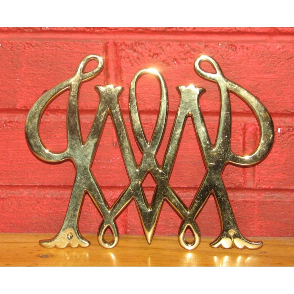 Vintage 1950 Virginia Metalcrafters William and Mary Brass Trivet - Picture 2 of 3
